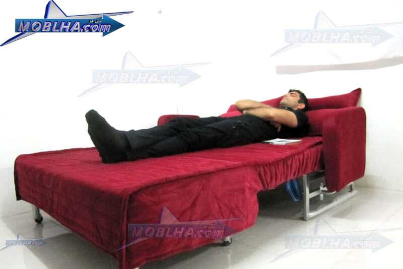 وضعیت خواب یک شخص بر روی مبل تختخوابشو